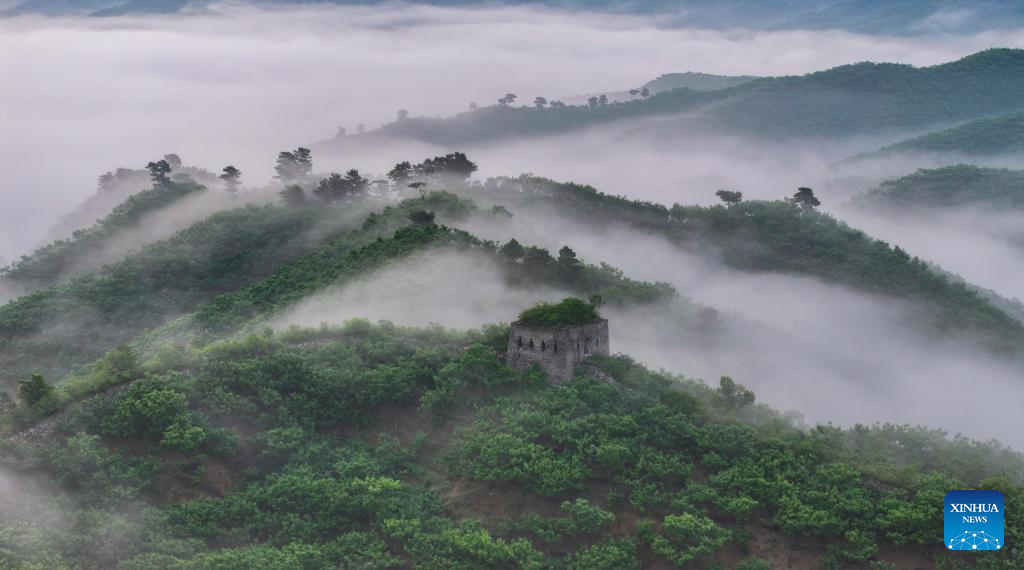 Foto dron bertarikh 26 Mei 2026 ini menunjukkan pemandangan waktu pagi di sebuah seksyen Tembok Besar di bandar Zunhua, provinsi Hebei, utara China. (Foto oleh Liu Mancang/Xinhua)