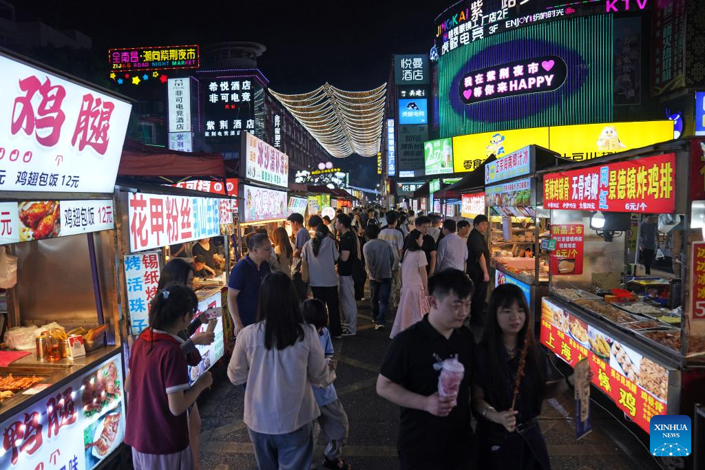 Foto bertarikh 12 Mei 2026 ini memaparkan pemandangan Pasar Malam Zijing di Zon Pembangungan Ekonomi Nanchang, provinsi Jiangxi, timur China. (Xinhua/Wan Xiang)