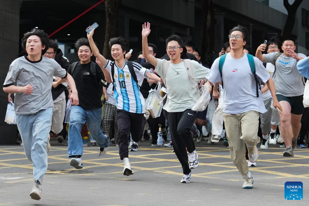 Pelajar bersorak selepas peperiksaan kemasukan universiti awam di Changsha, provinsi Hunan, tengah China, 9 Jun 2026. (Foto oleh Chen Zhenhai/Xinhua)