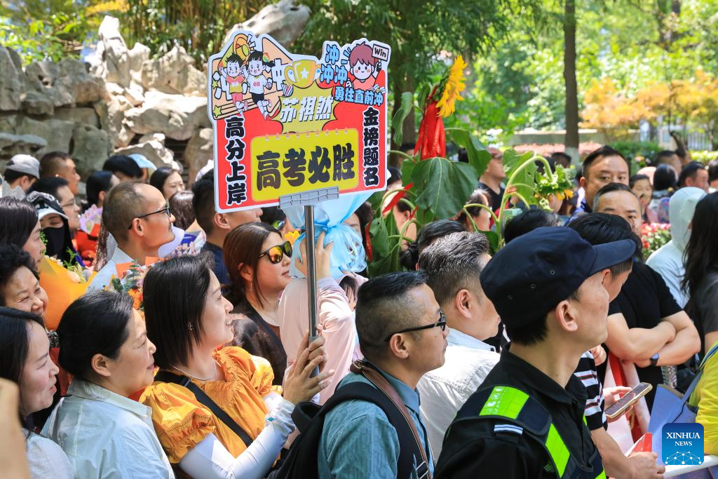 Ahli keluarga menunggu di pusat peperiksaan kemasukan universiti awam di Nanjing, provinsi Jiangsu, timur China, 9 Jun 2026. (Foto oleh Su Yang/Xinhua)