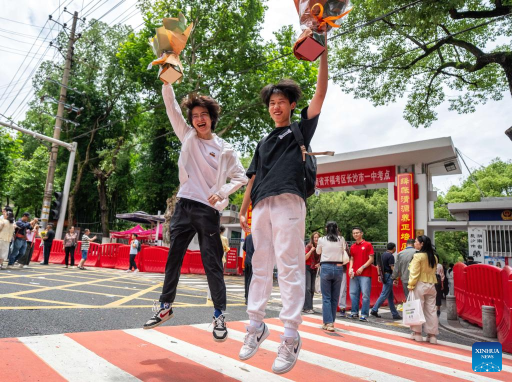 Pelajar bersorak selepas peperiksaan kemasukan universiti awam di Changsha, provinsi Hunan, tengah China, 9 Jun 2026. (Foto oleh Chen Sihan/Xinhua)