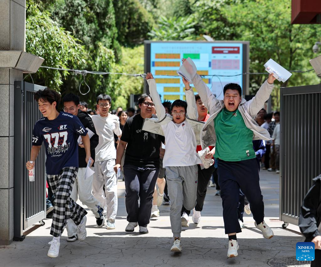 Pelajar bersorak selepas peperiksaan kemasukan universiti awam di Lanzhou, provinsi Gansu, barat laut China, 9 Jun 2026. (Foto oleh Hou Chonghui/Xinhua)