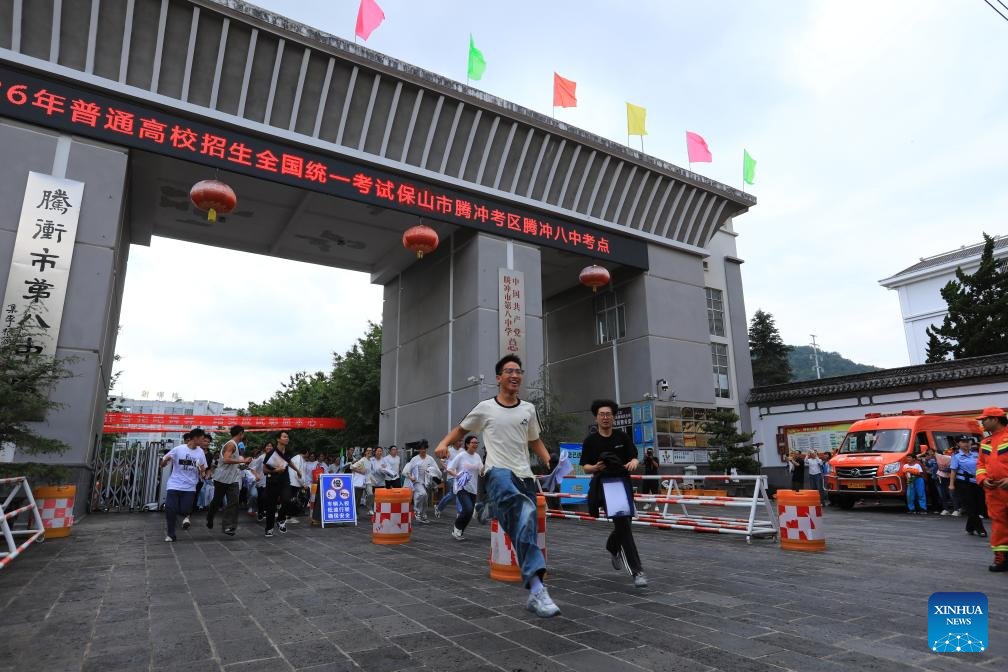 Pelajar bersorak selepas peperiksaan kemasukan universiti awam di Tengchong, provinsi Yunnan, barat daya China, 9 Jun 2026. (Foto oleh Gong Zujin/Xinhua)