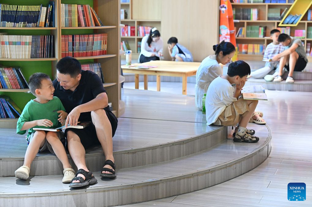 Kanak-kanak membaca buku di sebuah kedai buku di Shangqiu, provinsi Henan, tengah China, 4 Julai 2026. (Foto oleh Li Heng/Xinhua)
