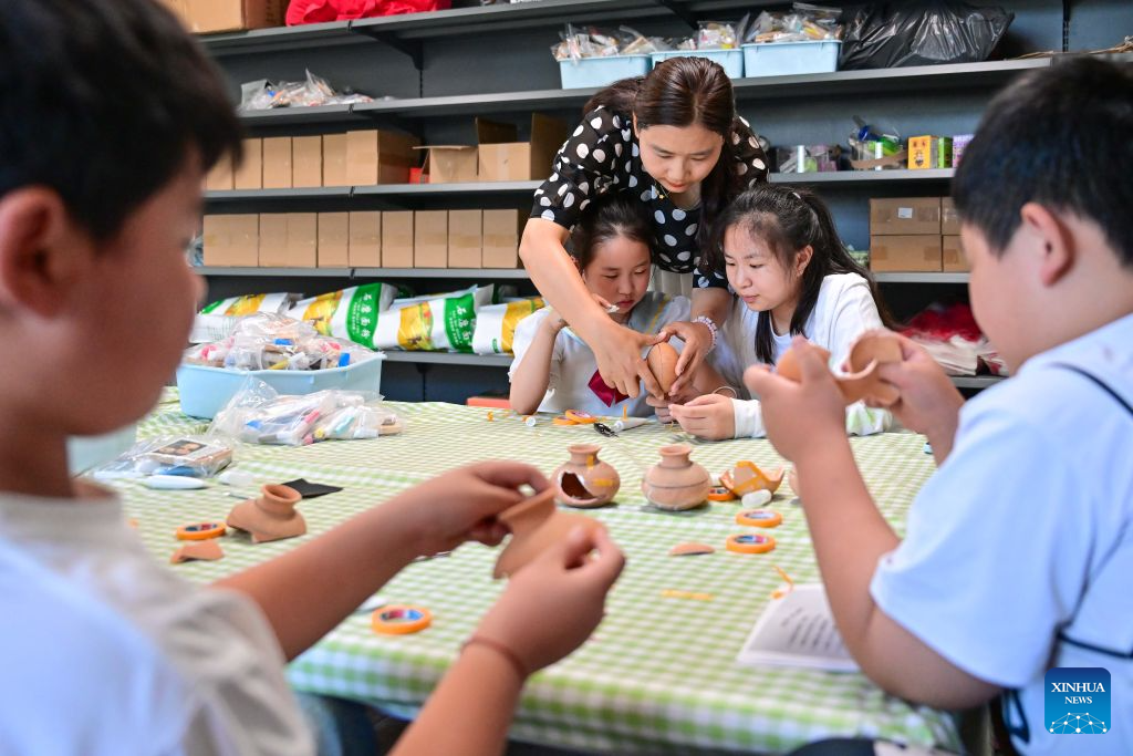 Kanak-kanak belajar tentang pemuliharaan relik budaya di sebuah pangkalan pengajian dan penyelidikan di Luoyang, provinsi Henan, tengah China, 4 Julai 2026. (Foto oleh Li Weichao/Xinhua)