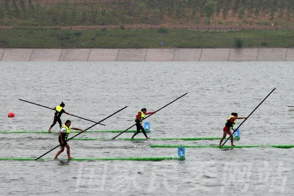 Foto atlet mengambil bahagian dalam acara kayak buluh tunggal. (Dari CCTV News)