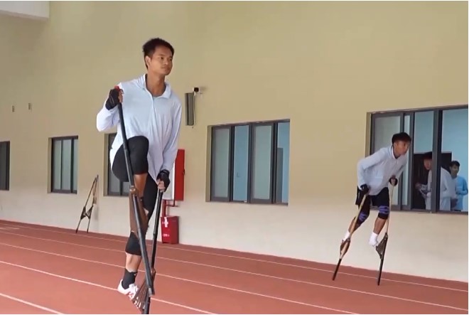 Foto atlet bersaing dalam acara lumba kaki bajang. (Dari CCTV News)