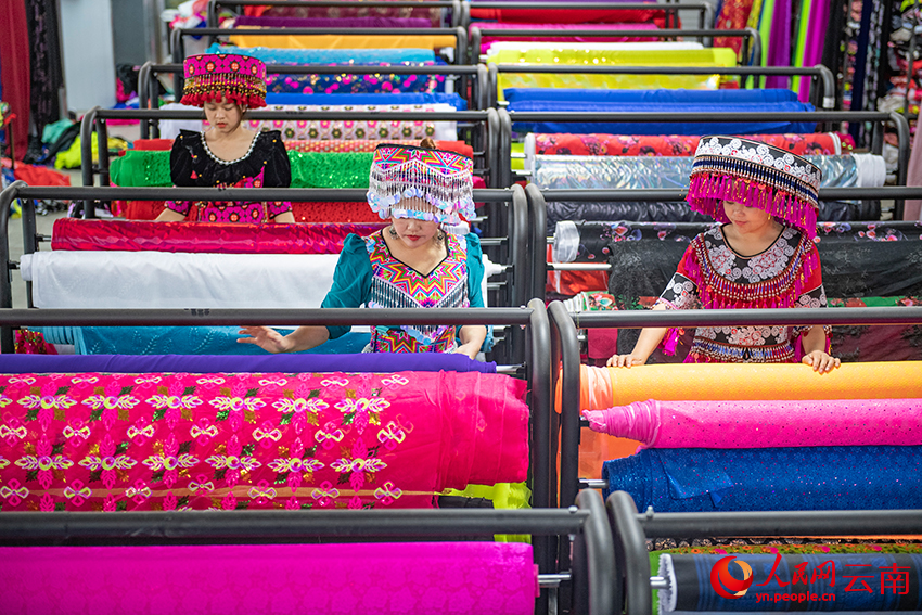 Pekerja giat bertugas di bengkel pengeluaran Syarikat Sulaman Etnik Wenshan Yufurong di Wilayah Autonomi Miao dan Wenshan Zhuang, Provinsi Yunnan, barat daya China. (People’s Daily Online/Xiong Pingxiang)