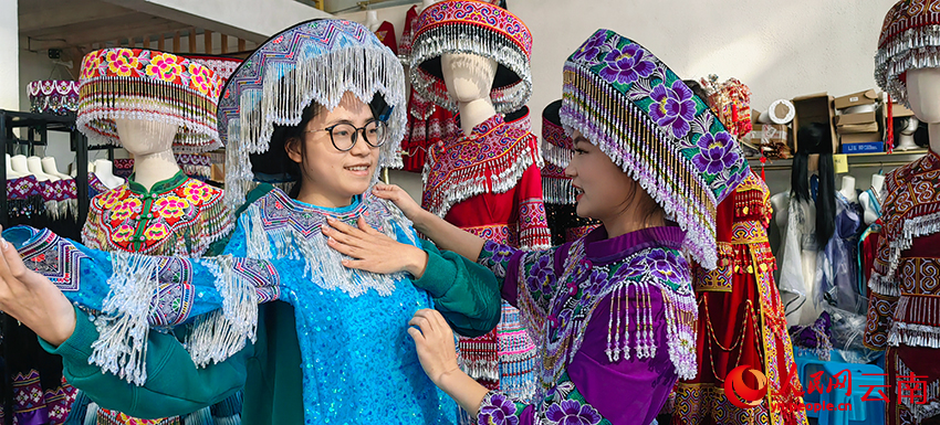 Seorang wanita mencuba pakaian etnik di sebuah kedai dalam taman inovasi industri pakaian etnik di kaunti Maguan, Wilayah Autonomi Miao dan Wenshan Zhuang, Provinsi Yunnan, barat daya China. (People’s Daily Online/Cheng Pan)