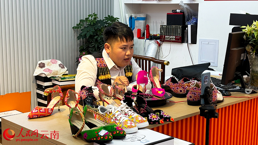 Kasut bersulam bercirikan etnik turut mendapat permintaan tinggi di pekan Babao, Wilayah Autonomi Miao dan Wenshan Zhuang, Provinsi Yunnan, barat daya China. (People’s Daily Online/Luo Rui)