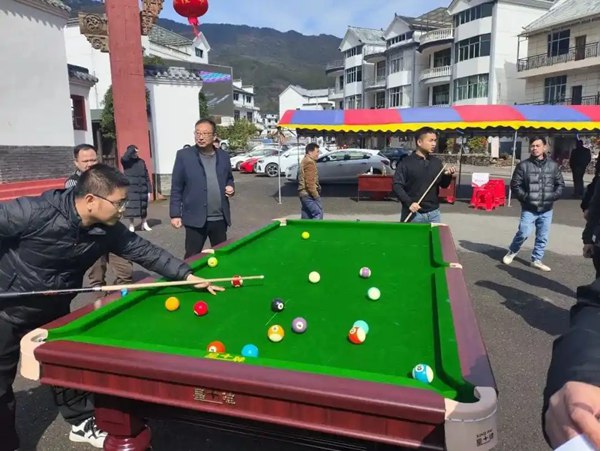 Orang ramai bermain biliard di jalanan di kaunti Yushan, Provinsi Jiangxi, timur China. (Foto/Beijing Daily)