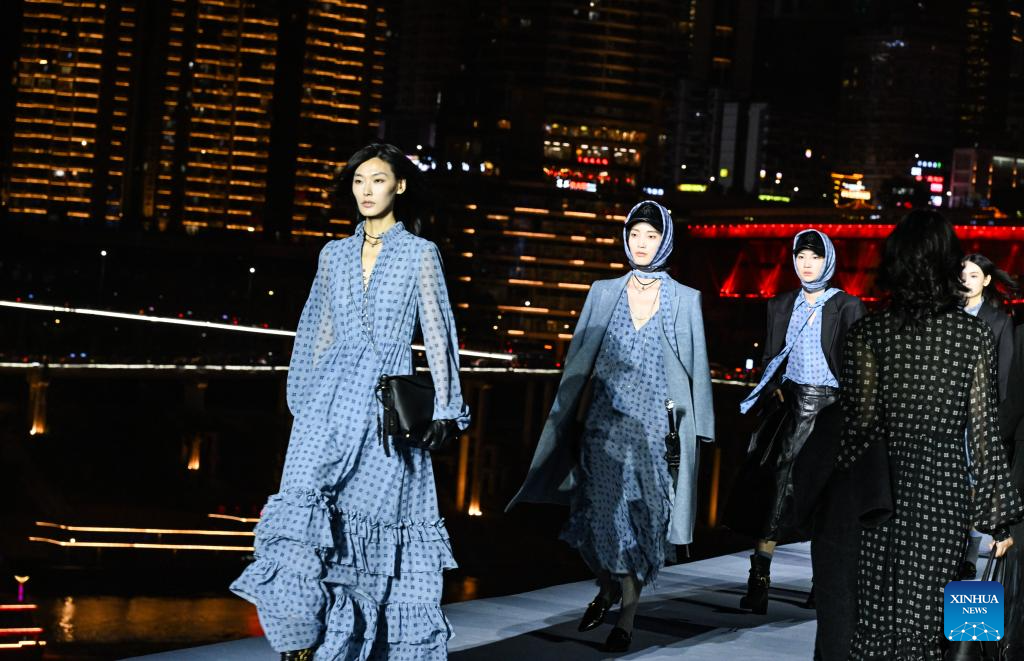 Pertunjukan Fesyen Luar Berlatar Kilauan Metropolitan Chongqing