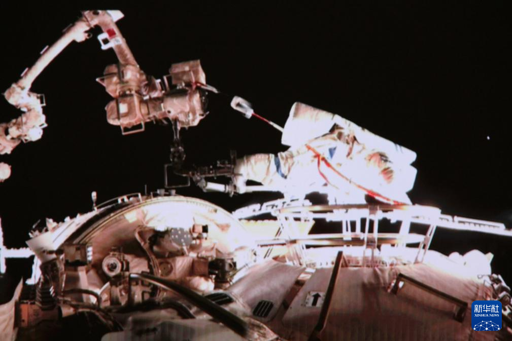 Kru Shenzhou-20 Berjaya Lakukan EVA Kali Pertama