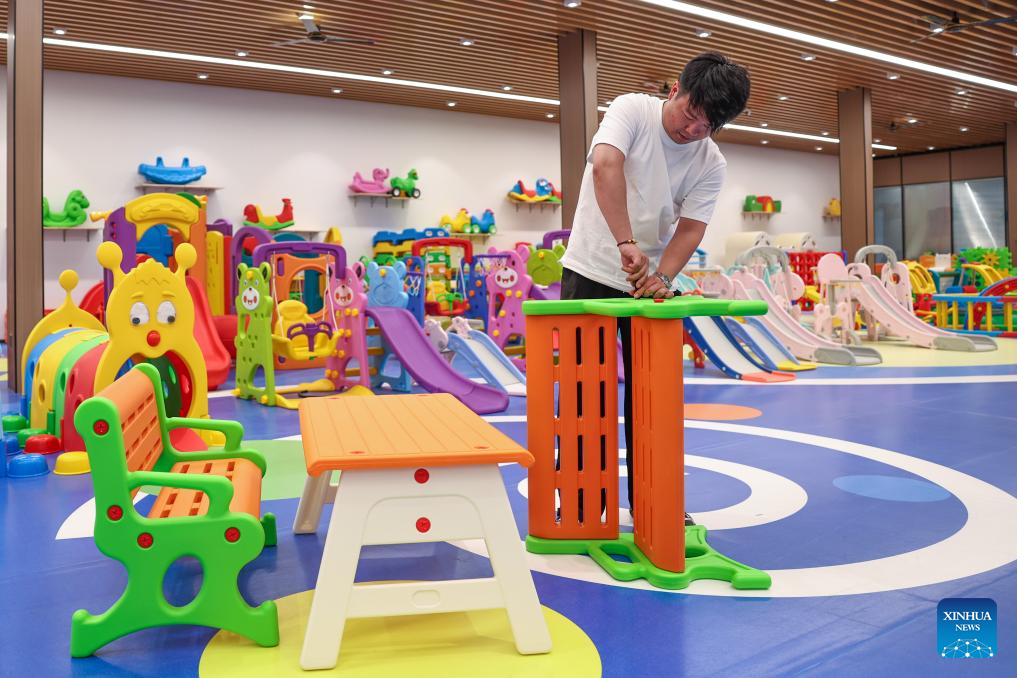 Seorang kakitangan memasang produk mainan yang baru dikeluarkan di bilik sampel sebuah syarikat mainan di kaunti Yongjia, provinsi Zhejiang, timur China, 8 Mei 2025. (Xinhua/Jiang Han)