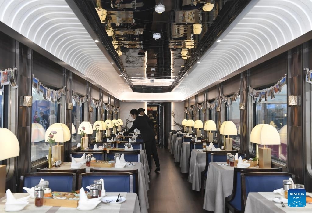 Foto ini memperlihatkan restoran di dalam kereta api pelancong yang bertemakan panda di Stesen Kereta Api Anjing di Chengdu, Provinsi Sichuan di barat daya China pada 10 November 2024. (Xinhua/Liu Kun)