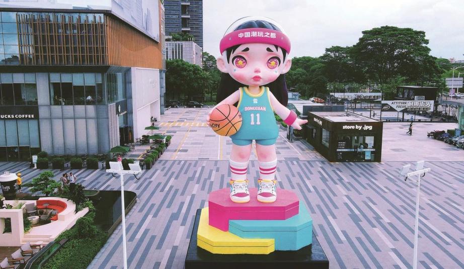 Patung mainan gergasi di Dongguan. (Foto oleh Dongguan+)