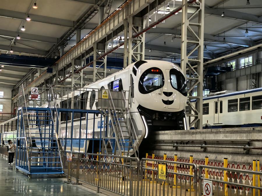 Sebuah kereta api monorel bertemakan panda membuat penampilan sulungnya di Perbandaran Chongqing di barat daya China pada 18 Jun 2025. (Foto kepada Xinhua oleh Syarikat (Kumpulan) Transit Rel Chongqing)