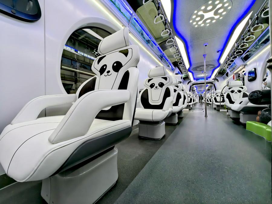 Sebuah kereta api monorel bertemakan panda membuat penampilan sulu  ngnya di Perbandaran Chongqing di barat daya China pada 18 Jun 2025. (Foto kepada Xinhua oleh Syarikat (Kumpulan) Transit Rel Chongqing)