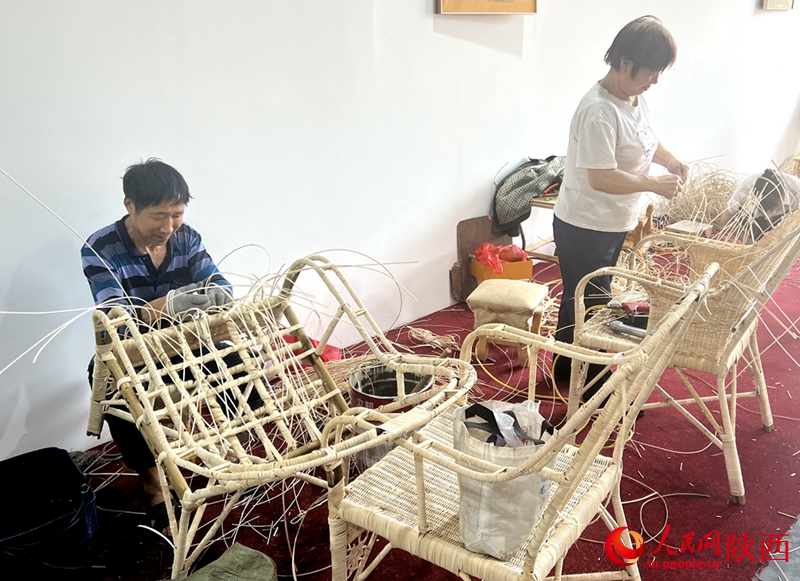 Shou Zhaofu (kiri), 63, seorang penduduk kampung di perbandaran Huangguan, daerah Nanzheng, Hanzhong, Provinsi Shaanxi, barat laut China, sedang menganyam kerusi rotan bersama-sama isterinya, Liu Guifen. (People’s Daily Online/Zou Xing)