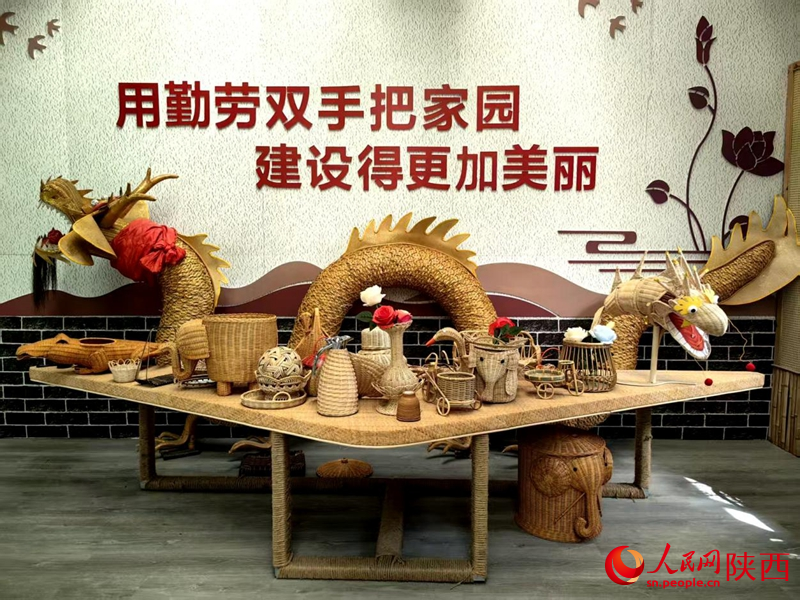 Foto memperlihatkan produk kraftangan rotan termasuk raga dan vas yang dipamerkan di Huangguan, daerah Nanzheng, Hanzhong, Provinsi Shaanxi, barat laut China. (People’s Daily Online/Zou Xing)
