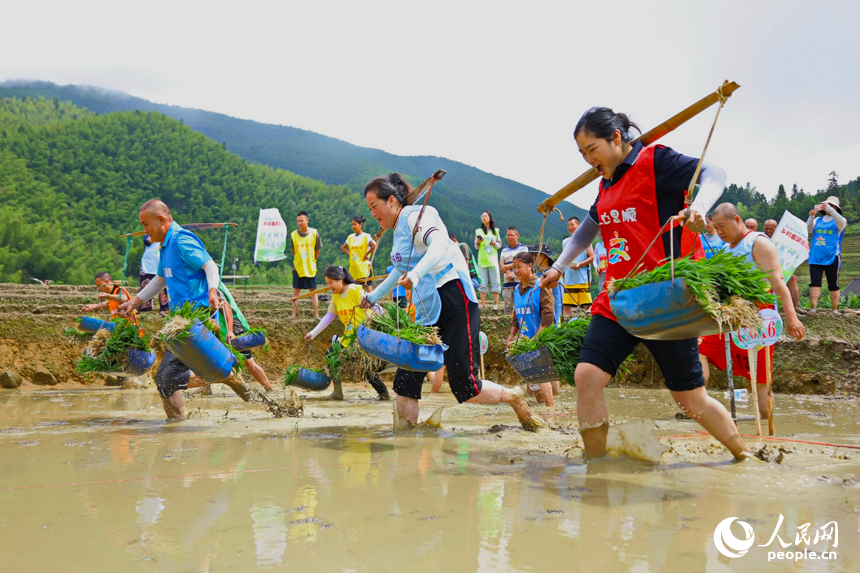 Penduduk Kampung Chongyi Sakan Bersukan di Sawah Berteres