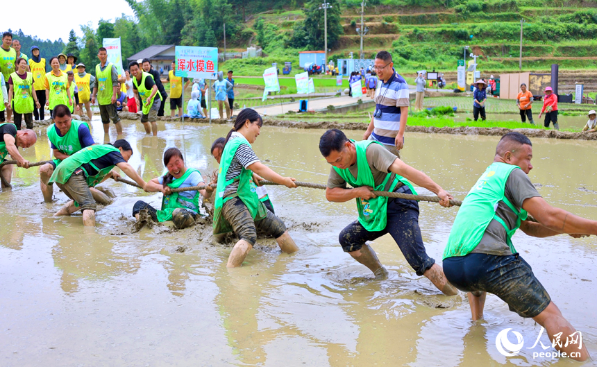 Penduduk Kampung Chongyi Sakan Bersukan di Sawah Berteres