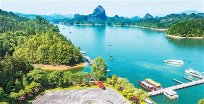 Pemandangan kawasan pemandangan Puncak Tianzhu yang memperkenalkan lawatan helikopter dan robot di kaunti Tonggu, bandar Yichun, Provinsi Jiangxi di timur China. (Foto oleh Zhou Liang)