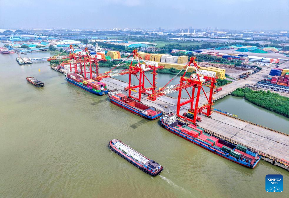 Foto udara yang diambil pada 13 Julai 2025 ini menunjukkan pemandangan Pelabuhan Yangzhou di provinsi Jiangsu, timur China. (Foto oleh Ren Fei/Xinhua)