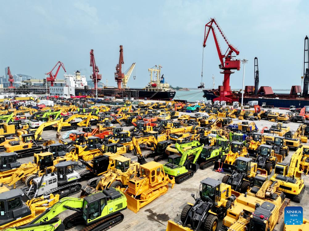 Foto udara yang diambil pada 13 Julai 2025 ini menunjukkan produk-produk kejuruteraan mekanik untuk dieksport di sebuah pelabuhan di bandar Lianyunggang, provinsi Jiangsu, timur China. (Foto oleh Wang Chun/Xinhua)