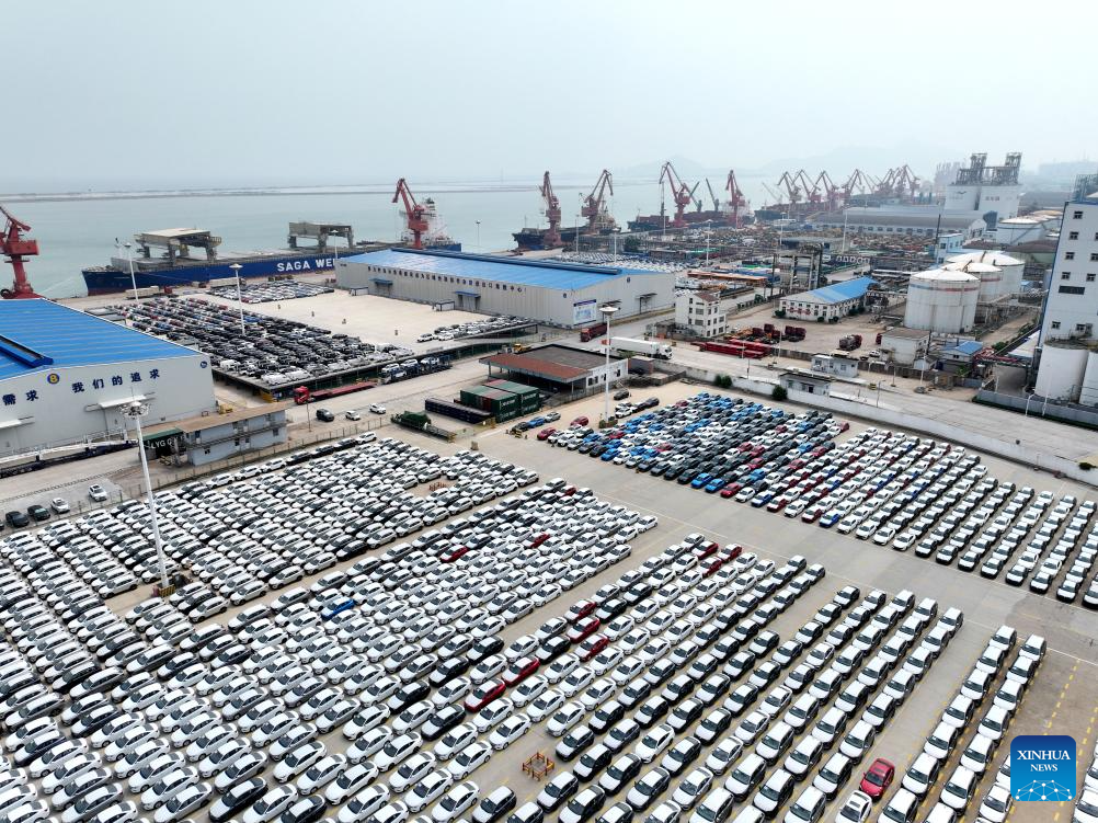 Foto udara yang diambil pada 13 Julai 2025 ini menunjukkan kenderaan bermotor yang menunggu dieksport di sebuah pelabuhan di bandar Lianyunggang, provinsi Jiangsu, timur China. (Foto oleh Wang Chun/Xinhua)