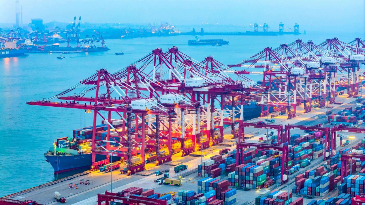 Foto menunjukkan pemandangan hiruk-pikuk terminal kontena Qianwan di Pelabuhan Qingdao di Provinsi Shandong di timur China. (People's Daily Online/ Han Jiajun)