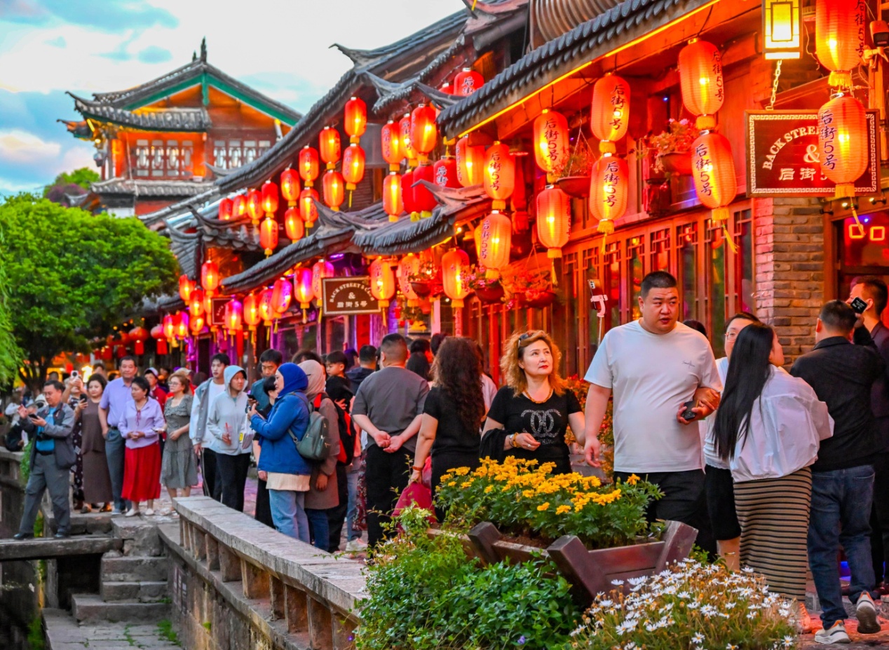 Pelancong melawat bandar purba Lijiang di Provinsi Yunnan, di barat daya China. (People's Daily Online/Chang Qi)