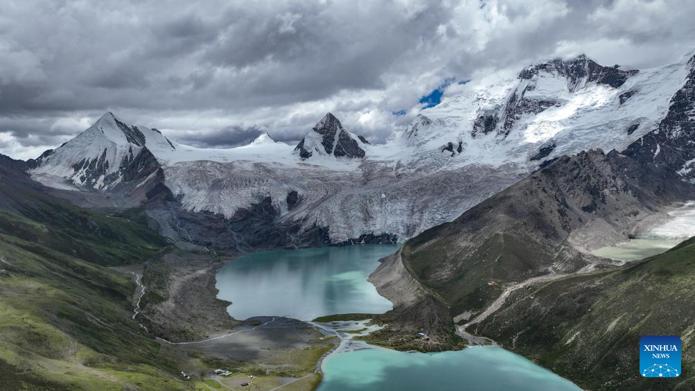 1.	Foto sudut udara yang diambil menggunakan dron pada 19 Julai 2025 ini memperlihatkan pemandangan Gunung Sapukonglagabo di kaunti Biru, bandar Nagqu, Wilayah Autonomi Xizang di barat daya China. Gunung Sapukonglagabo dengan ketinggian puncak utamanya mencapai 7,000 meter di atas paras laut, dikatakan menjadi kegemaran bagi pelancong dengan pemandangan bersalji yang mengagumkan, glasier yang menakjubkan dan kepelbagaian hidupan liar. (Xinhua/Jigme Dorje)