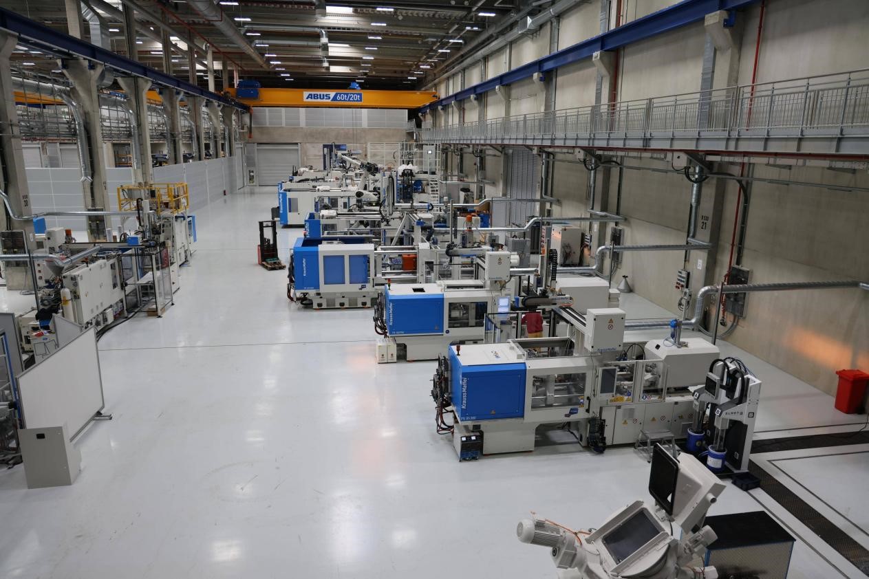 1. Di pusat percubaan R&D di kilang baharu KraussMaffei, mesin bentuk suntikan berketepatan tinggi menjalani operasi percubaan.