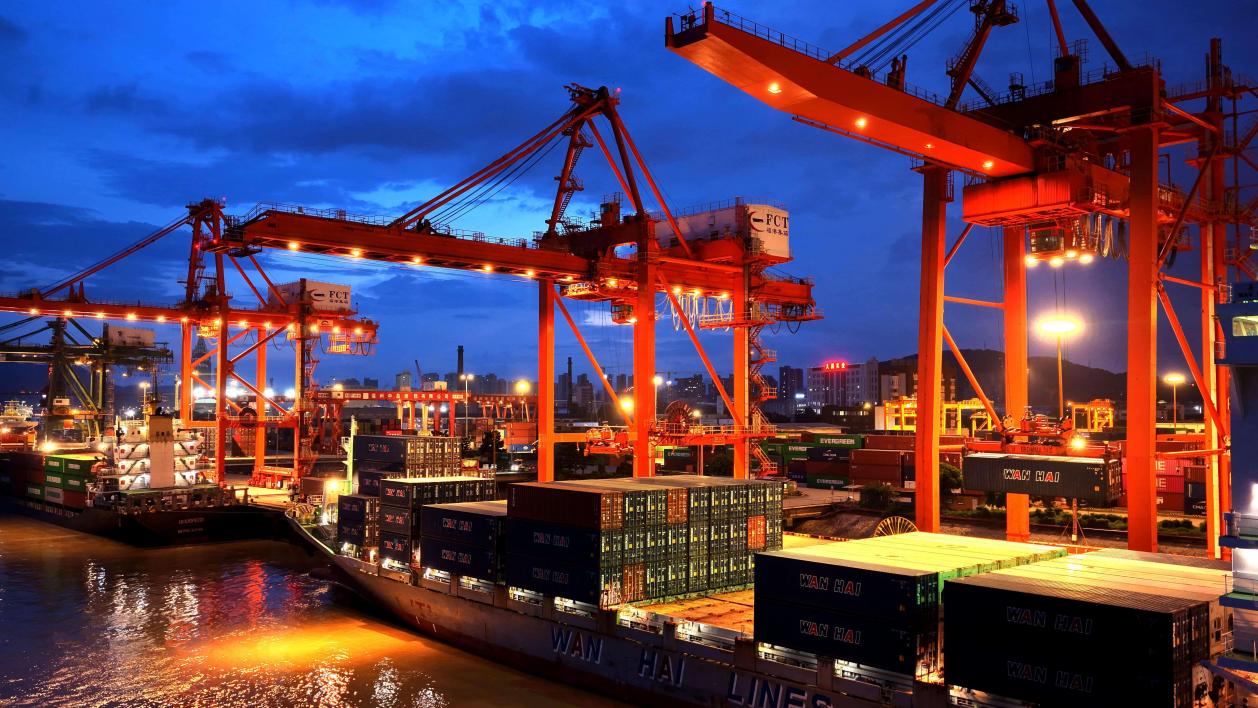 Imej bertarikh 29 Julai 2025 ini memaparkan pemandangan malam sebuah terminal kontena di Fuzhou, Provinsi Fujian, tenggara China. (Foto oleh Wang Wangwang)