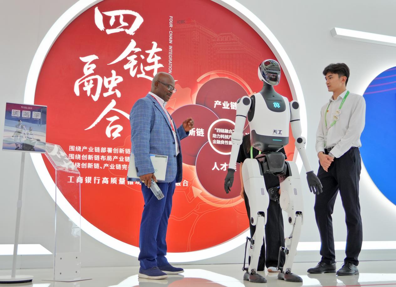 Seorang pengunjung mempelajari tentang robot humanoid di Ekspo Rantai Bekalan Antarabangsa China (CISCE) ketiga di Beijing, 16 Julai 2025. (Foto oleh Tang Ke)