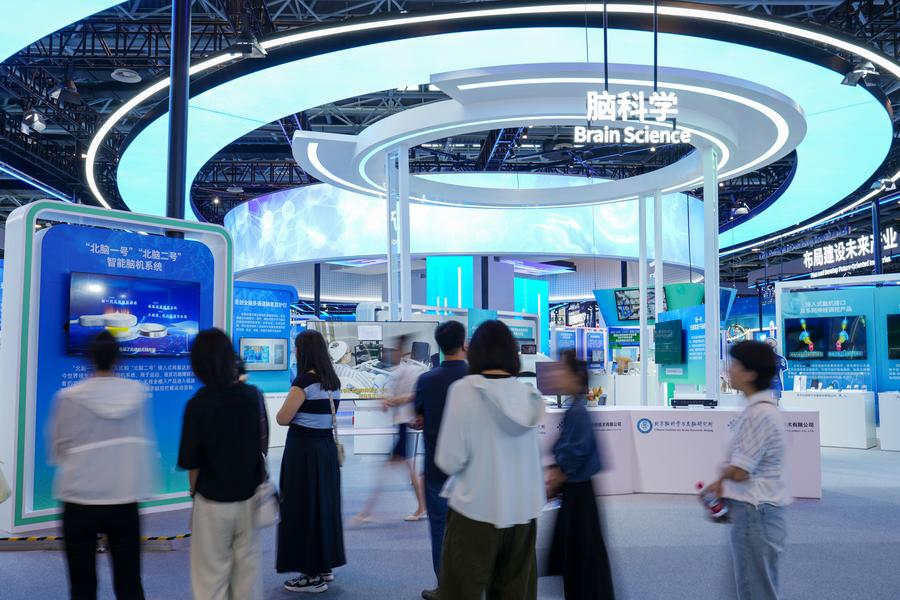 Pengunjung mendalami tentang sistem otak-komputer pintar di Pusat Pameran Zhongguancun di Beijing, ibu negara China pada 20 Jun 2025. (Xinhua/Ju Huanzong)