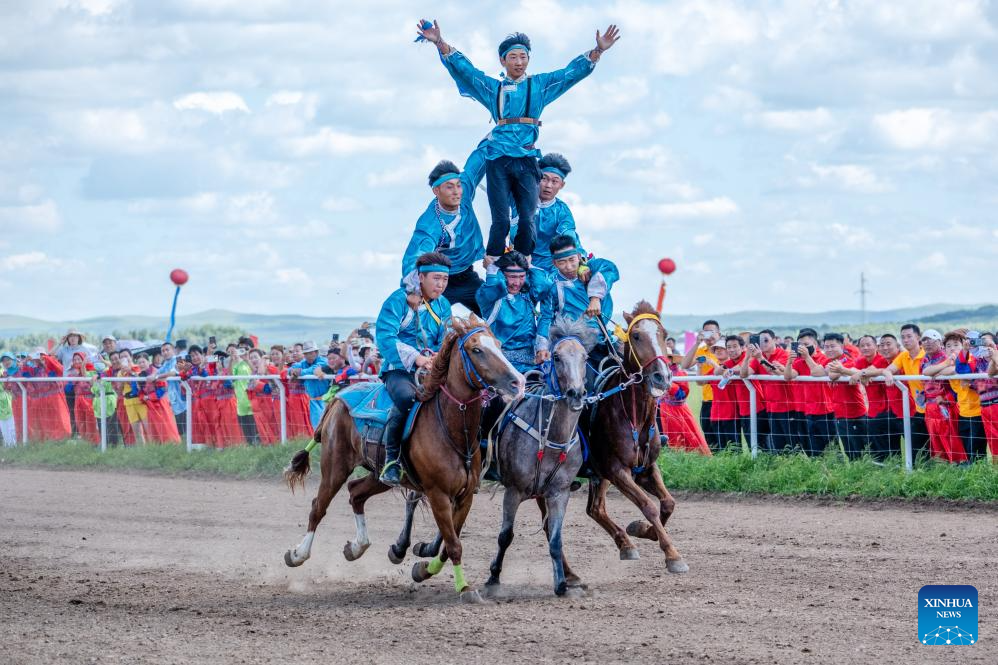 Seniman mempersembahkan kemahiran ekuestrian semasa berlangsungnya Pesta Nadam pada 7 Ogos 2025. (Xinhua/Ma Jinrui)