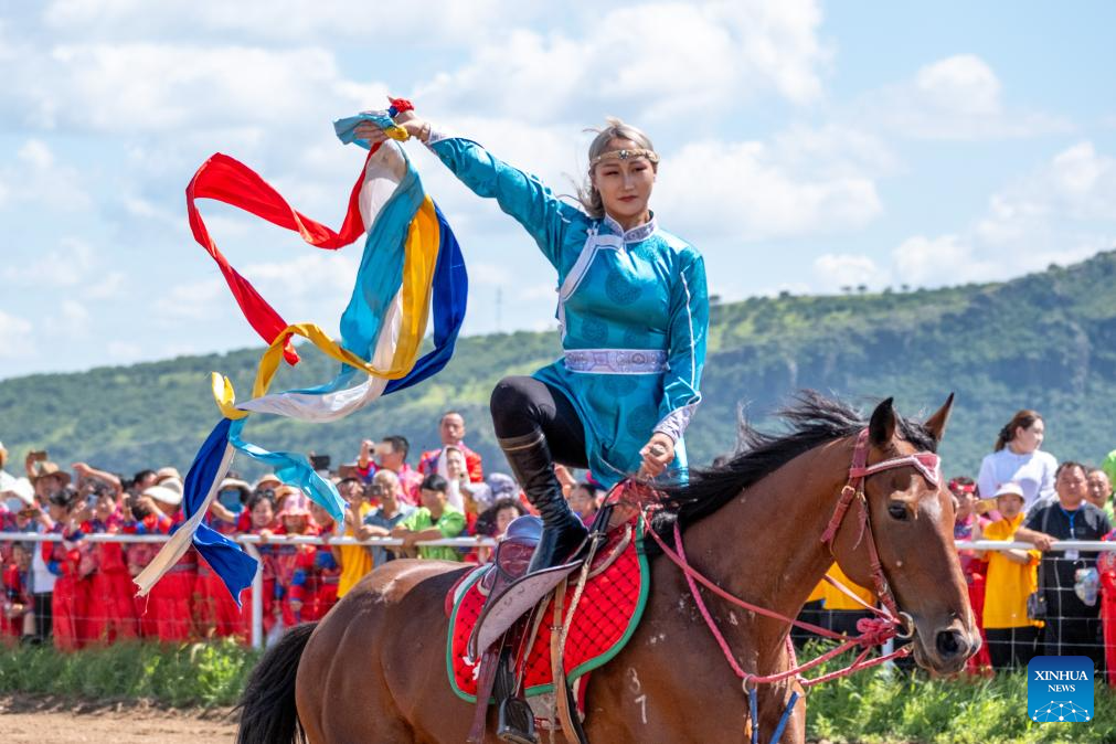 Seniman mempersembahkan kemahiran ekuestrian semasa berlangsungnya Pesta Nadam pada 7 Ogos 2025. (Xinhua/Ma Jinrui)
