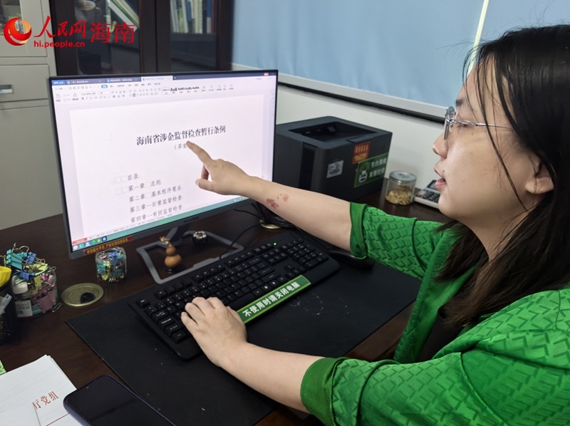 1. Feng Yi menunjukkan kepada wartawan tentang pencapaian terkini dalam pengoptimuman suasana perniagaan di Hainan. (People’s Daily Online/Mao Lei)