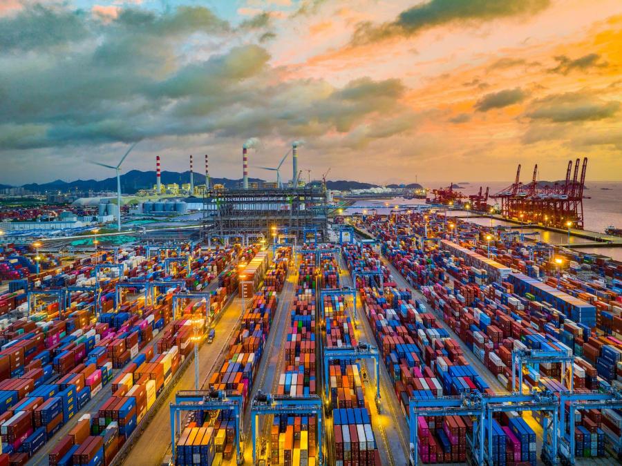 Suasana hiruk-pikuk di terminal kontena di Pelabuhan Beilun di Pelabuhan Ningbo-Zhoushan di Ningbo, Provinsi Zhejiang di timur China. (Foto oleh Hu Xuejun)