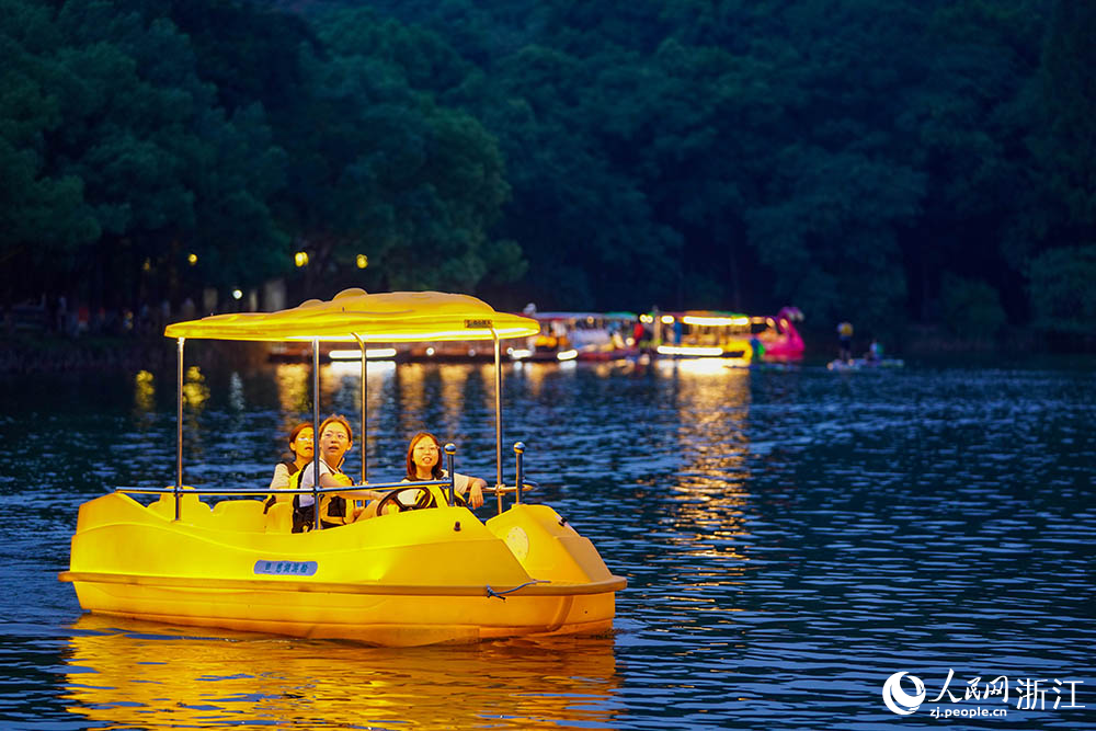 Waktu Malam Penuh Segar di Zhejiang: Cicheng Bersinar Dek Budaya, Daya Tarikan