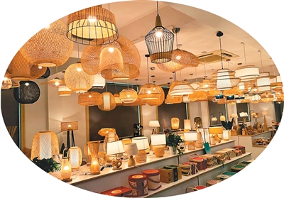 Imej menunjukkan lampu buluh yang dihasilkan oleh Syarikat Zhenjiang Fenghui Bamboo and Wood. (Foto oleh Chen Maoying)