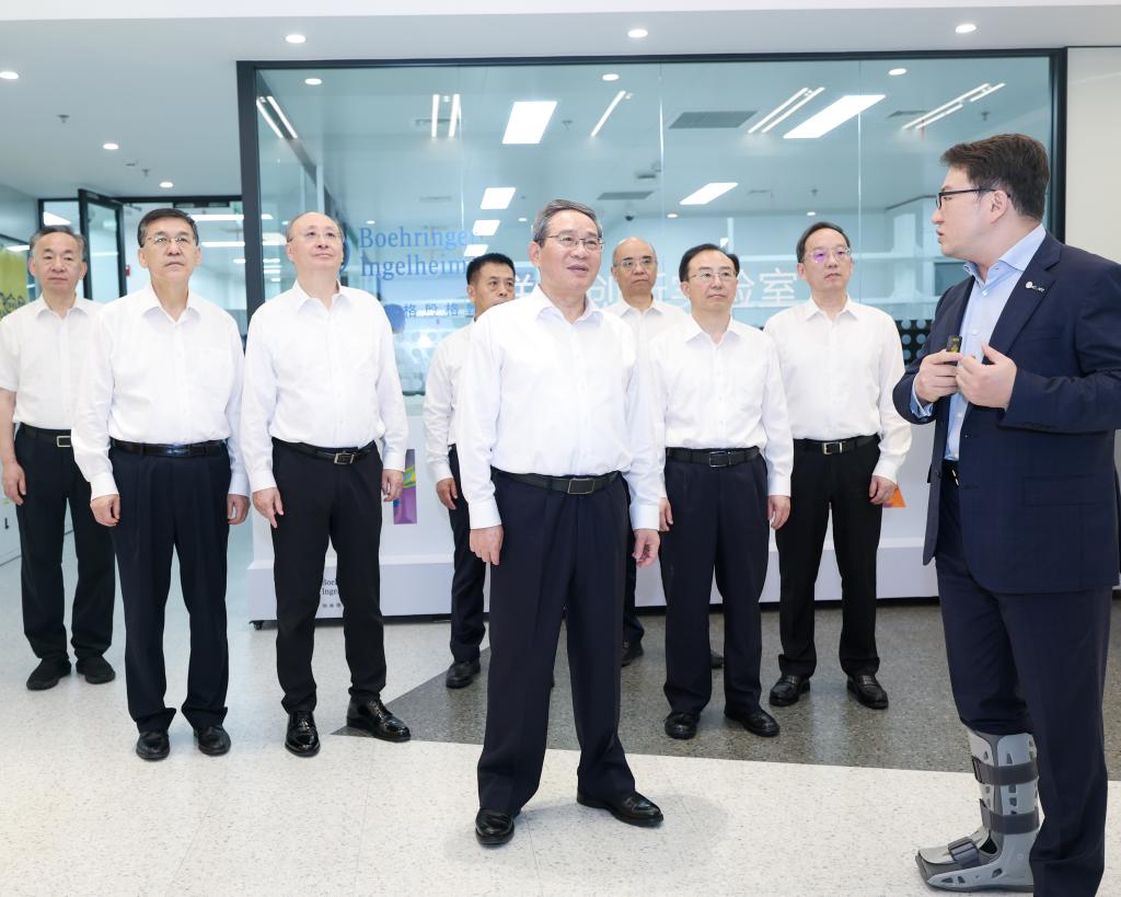 Perdana Menteri China, Li Qiang yang juga anggota Jawatankuasa Tetap Biro Politik Jawatankuasa Pusat Parti Komunis China (PKC) melawat sebuah pusat inovasi antarabangsa di Beijing, ibu negara China pada 20 Ogos 2025. Li mengadakan lawatan penyelidikan dan pencarian fakta di ibu negara China pada Rabu. (Xinhua/Liu Bin)