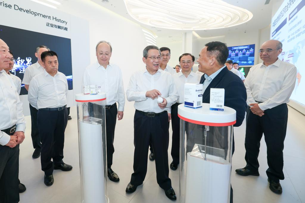 Perdana Menteri China, Li Qiang yang juga anggota Jawatankuasa Tetap Biro Politik Jawatankuasa Pusat Parti Komunis China (PKC) melawat sebuah syarikat bioteknologi di Beijing, ibu negara China pada 20 Ogos 2025. Li mengadakan lawatan penyelidikan dan pencarian fakta di ibu negara China pada Rabu. (Xinhua/Liu Bin)