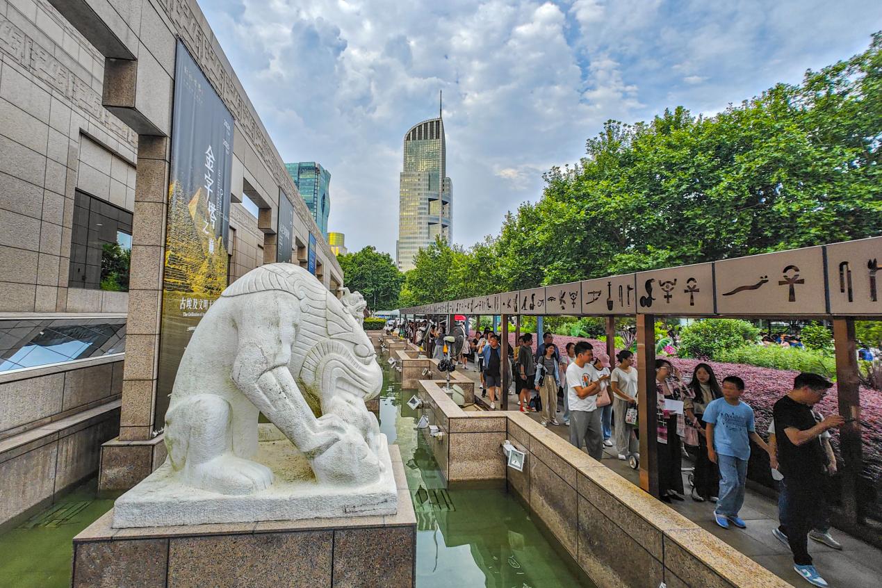 Pelawat sedang beratur menunggu giliran untuk memasuki Muzium Shanghai. (Foto oleh Wang Chu)