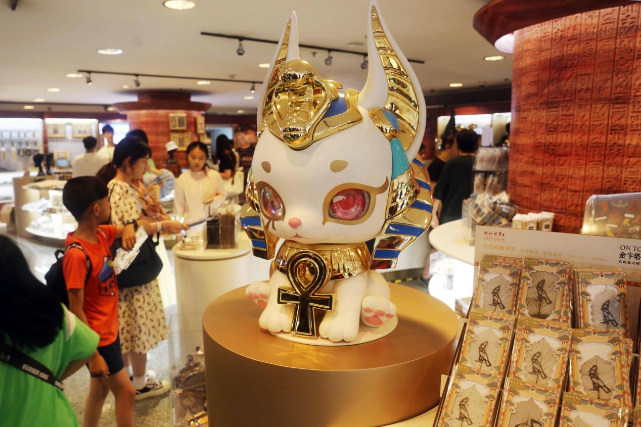 3.	Pelawat membeli produk kreatif dan budaya bertema seiring dengan pameran ‘Di Puncak Piramid, Peradaban Mesir Purba’ di Muzium Shanghai. (Foto oleh Chen Yuyu)