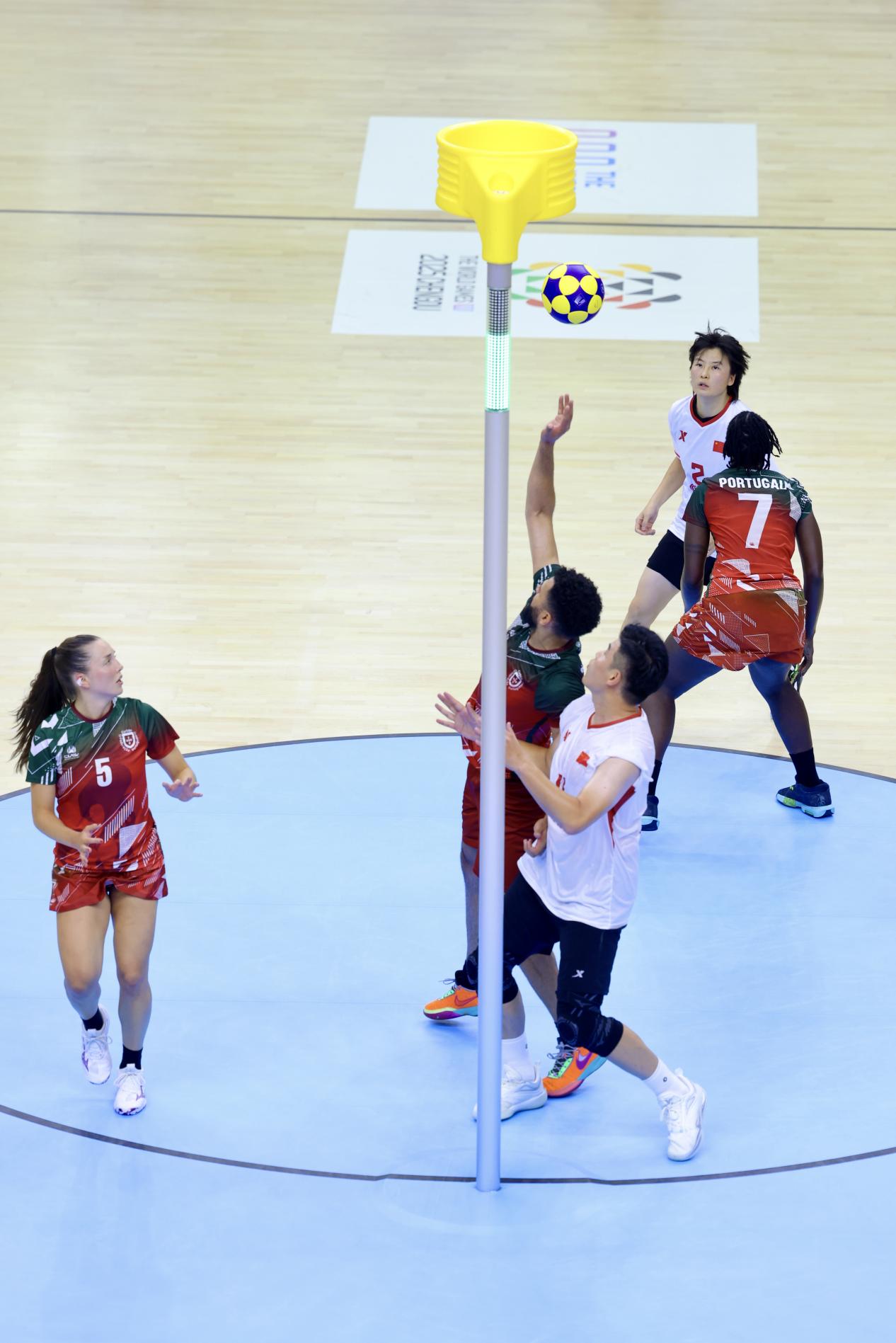 Atlet dari China dan Portugal bersaing dalam satu acara perlawanan bola korf Kumpulan A peringkat awal campuran pada 9 Ogos 2025. (People’s Daily Online/Jiang Yushi)