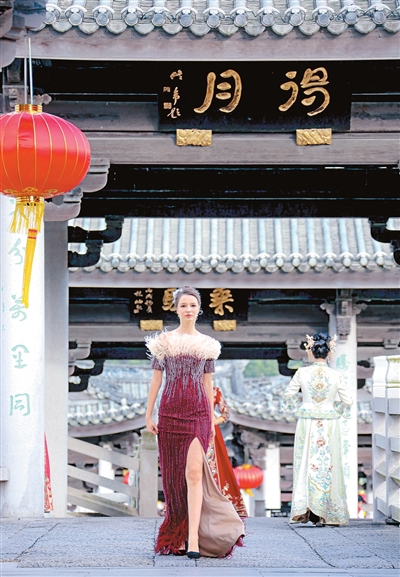 Seorang model memperagakan pakaian pengantin sulaman Chaozhou yang anggun ketika berlangsungnya satu pameran pakaian perkahwinan di Chaozhou, Provinsi Guangdong, selatan China. (Foto oleh Chen Hongwen)