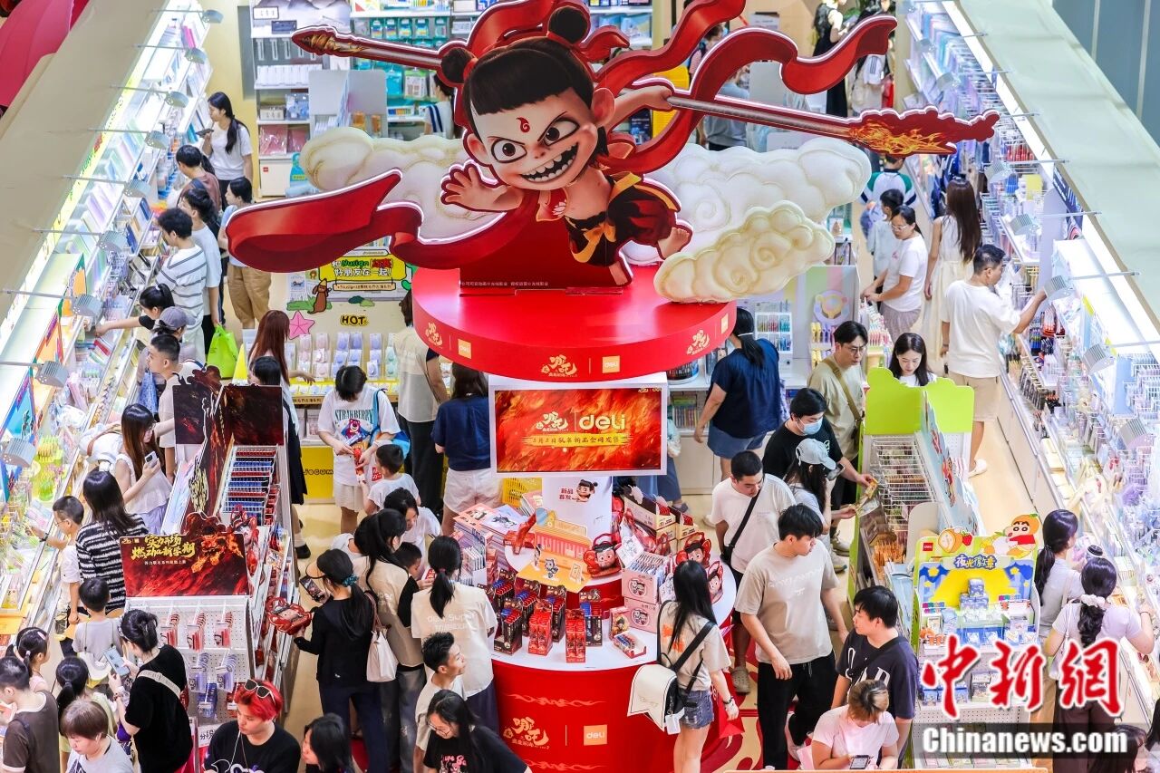 Orang ramai membeli barangan alat tulis yang diintegrasikan dengan elemen budaya popular di satu pesta alat tulis anjura Deli Group, sebuah pengilang alat tulis di China, di kaunti Ninghai, bandar Ningbo, Provinsi Zhejiang, timur China. (Foto ihsan Jabatan Publisiti Jawatankuasa Parti Komunis China Kaunti Ninghai)